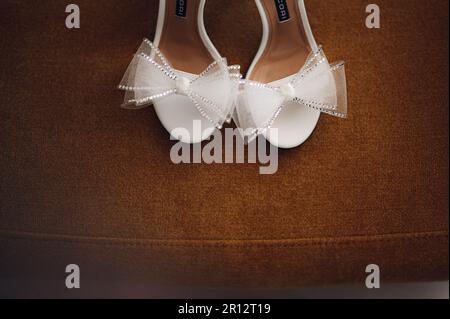 Une paire de chaussures de mariée blanches. Banque D'Images