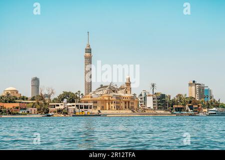 Le Nil au Caire, vue sur la tour de télévision. Une tour avec une plate-forme d'observation dans le centre du Caire, Egypte. Vue depuis l'eau du Nil. Banque D'Images