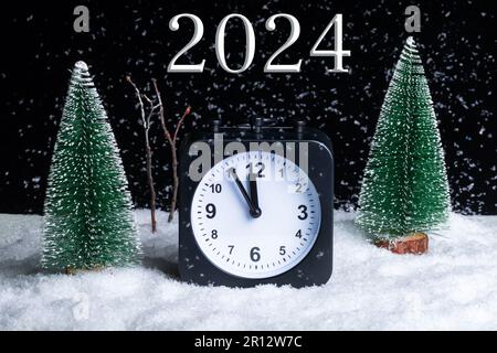 Saint-Sylvestre 2024. Veille de Noël. Composition nuit forêt d'hiver, blizzard et réveil dans la neige. Hiver. Vacances de Noël Banque D'Images