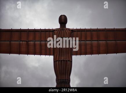 La sculpture d'Antony Gormley « l'Ange du Nord » à Gateshead, en Angleterre, au Royaume-Uni, se dresse au sommet d'une colline sous un ciel nuageux et spectaculaire Banque D'Images