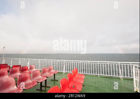 Vue sur la mer depuis le ferry du paysage de l'île d'Arran en Écosse, au bord de la mer. Banque D'Images