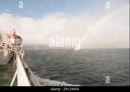 Une vue sur la mer avec un arc-en-ciel depuis le ferry du paysage de l'île d'Arran en Écosse, au bord de la mer. Banque D'Images