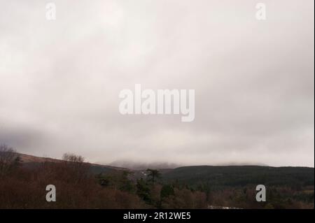 Un paysage brumeux de l'île d'Arran en Écosse, au bord de la mer, en regardant vers les montagnes de Goat est tombé. Banque D'Images