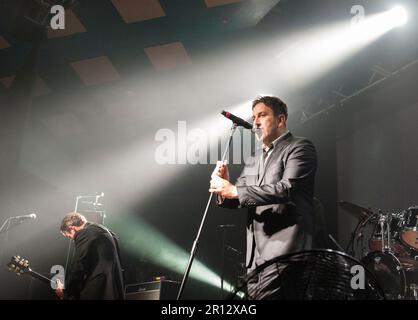 Terry Hall de la Specials AKA lors d'un concert dans la légendaire salle de bal Barrowland à Glasgow, en Écosse, en 2013 Banque D'Images