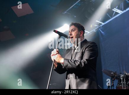 Terry Hall de la Specials AKA lors d'un concert dans la légendaire salle de bal Barrowland à Glasgow, en Écosse, en 2013 Banque D'Images