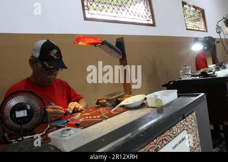 11 mai 2023, Yogyakarta, région spéciale de Yogyakarta, Indonésie: Craftsmans termine la fabrication d'accessoires d'argent à HS Silver, Kotagede, Yogyakarta. Souvent surnommé le "bijou de Jogja", Kotagede est encore un centre d'argent populaire en Indonésie et est toujours bondé avec des touristes nationaux et étrangers. La gamme de divers types de boutiques d'artisanat en argent est une des preuves que de nombreux résidents de Kotagede dépendent de ce sous-secteur artisanal pour leur subsistance. (Credit image: © Angga Budhiyanto/ZUMA Press Wire) USAGE ÉDITORIAL SEULEMENT! Non destiné À un usage commercial ! Banque D'Images