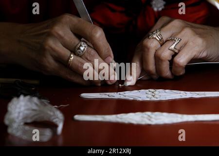 11 mai 2023, Yogyakarta, région spéciale de Yogyakarta, Indonésie : un artisan termine la fabrication d'accessoires d'argent à HS Silver, Kotagede, Yogyakarta. Souvent surnommé le "bijou de Jogja", Kotagede est encore un centre d'argent populaire en Indonésie et est toujours bondé avec des touristes nationaux et étrangers. La gamme de divers types de boutiques d'artisanat en argent est une des preuves que de nombreux résidents de Kotagede dépendent de ce sous-secteur artisanal pour leur subsistance. (Credit image: © Angga Budhiyanto/ZUMA Press Wire) USAGE ÉDITORIAL SEULEMENT! Non destiné À un usage commercial ! Banque D'Images