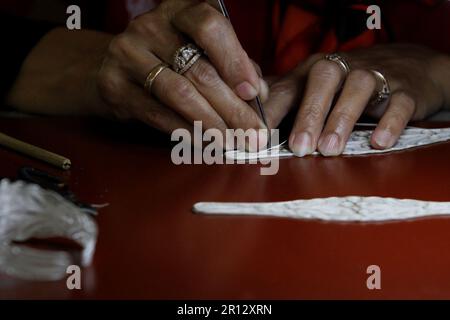 11 mai 2023, Yogyakarta, région spéciale de Yogyakarta, Indonésie : un artisan termine la fabrication d'accessoires d'argent à HS Silver, Kotagede, Yogyakarta. Souvent surnommé le "bijou de Jogja", Kotagede est encore un centre d'argent populaire en Indonésie et est toujours bondé avec des touristes nationaux et étrangers. La gamme de divers types de boutiques d'artisanat en argent est une des preuves que de nombreux résidents de Kotagede dépendent de ce sous-secteur artisanal pour leur subsistance. (Credit image: © Angga Budhiyanto/ZUMA Press Wire) USAGE ÉDITORIAL SEULEMENT! Non destiné À un usage commercial ! Banque D'Images