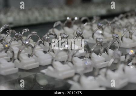 11 mai 2023, Yogyakarta, région spéciale de Yogyakarta, Indonésie: Bijoux en argent exposés à HS Silver, Kotagede, Yogyakarta. Souvent surnommé le "bijou de Jogja", Kotagede est encore un centre d'argent populaire en Indonésie et est toujours bondé avec des touristes nationaux et étrangers. La gamme de divers types de boutiques d'artisanat en argent est une des preuves que de nombreux résidents de Kotagede dépendent de ce sous-secteur artisanal pour leur subsistance. (Credit image: © Angga Budhiyanto/ZUMA Press Wire) USAGE ÉDITORIAL SEULEMENT! Non destiné À un usage commercial ! Banque D'Images