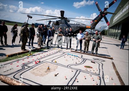 Laage, Allemagne. 11th mai 2023. Boris Pistorius (SPD), ministre fédéral de la Défense, visite la base aérienne de Rostock Laage pour sa visite inaugurale dans la Force aérienne. Credit: Fabian Sommer/dpa/Alay Live News Banque D'Images