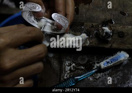 11 mai 2023, Yogyakarta, région spéciale de Yogyakarta, Indonésie : un artisan termine la fabrication d'accessoires d'argent à HS Silver, Kotagede, Yogyakarta. Souvent surnommé le "bijou de Jogja", Kotagede est encore un centre d'argent populaire en Indonésie et est toujours bondé avec des touristes nationaux et étrangers. La gamme de divers types de boutiques d'artisanat en argent est une des preuves que de nombreux résidents de Kotagede dépendent de ce sous-secteur artisanal pour leur subsistance. (Credit image: © Angga Budhiyanto/ZUMA Press Wire) USAGE ÉDITORIAL SEULEMENT! Non destiné À un usage commercial ! Banque D'Images