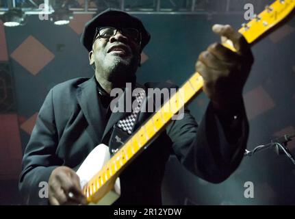 Neville Staple de The Specials AKA lors d'un concert dans la légendaire salle de bal Barrowland à Glasgow, en Écosse, en 2013 Banque D'Images