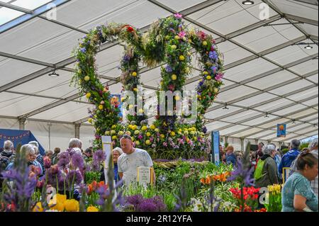 Malvern, Worcestershire, Royaume-Uni. 11th mai 2023. RHS Malvern Spring Festival. .Une immense couronne florale célébrant le couronnement récent du roi Charles est au cœur du chapiteau de cette année, lors du festival de printemps de RHS Malvern. L'exposition a été conçue et créée par Jonathan Moseley. Crédit Simon Maycock / Alamy Live News. Banque D'Images