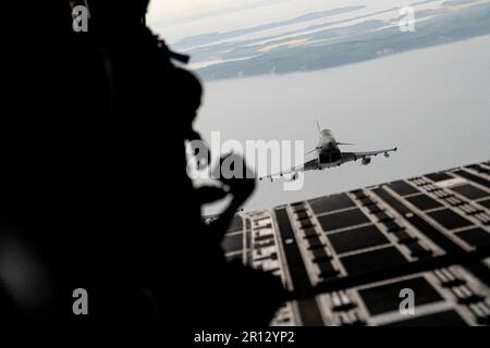 Laage, Allemagne. 11th mai 2023. Un Eurofighter vole derrière un A400M pour la visite inaugurale du ministre de la Défense Pistorius dans l'armée de l'air allemande. Credit: Fabian Sommer/dpa/Alay Live News Banque D'Images