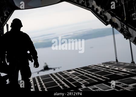 Laage, Allemagne. 11th mai 2023. Un Eurofighter vole derrière un A400M pour la visite inaugurale du ministre de la Défense Pistorius dans l'armée de l'air allemande. Credit: Fabian Sommer/dpa/Alay Live News Banque D'Images