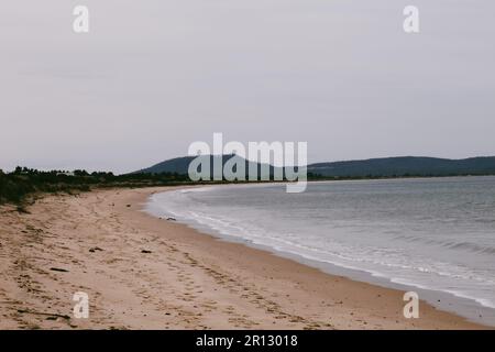 Vue sur Great Oyster Bay avec le soleil de la fin de l'après-midi qui se reflète sur la pierre des Hazards, prise de Dolphin Sands, Tasmanie, Austr Banque D'Images