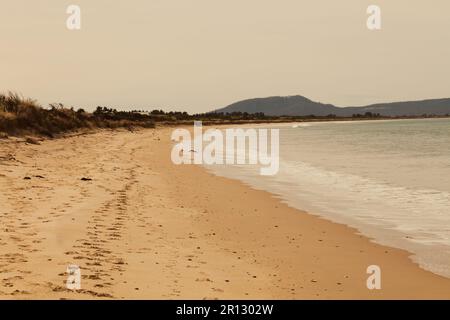 Vue sur Great Oyster Bay avec le soleil de la fin de l'après-midi qui se reflète sur la pierre des Hazards, prise de Dolphin Sands, Tasmanie, Austr Banque D'Images