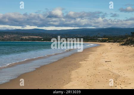 Vue sur Great Oyster Bay avec le soleil de la fin de l'après-midi qui se reflète sur la pierre des Hazards, prise de Dolphin Sands, Tasmanie, Austr Banque D'Images