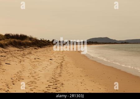 Vue sur Great Oyster Bay avec le soleil de la fin de l'après-midi qui se reflète sur la pierre des Hazards, prise de Dolphin Sands, Tasmanie, Austr Banque D'Images