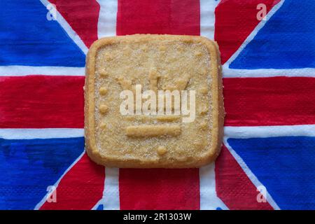 Tous les biscuits sablés au beurre commémoreront le couronnement du roi Charles III 2023 de M&S sur la serveuse de serviette Union Jack Banque D'Images