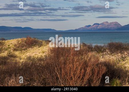 Vue sur Great Oyster Bay avec le soleil de la fin de l'après-midi qui se reflète sur la pierre des Hazards, prise de Dolphin Sands, Tasmanie, Austr Banque D'Images