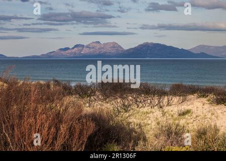 Vue sur Great Oyster Bay avec le soleil de la fin de l'après-midi qui se reflète sur la pierre des Hazards, prise de Dolphin Sands, Tasmanie, Austr Banque D'Images