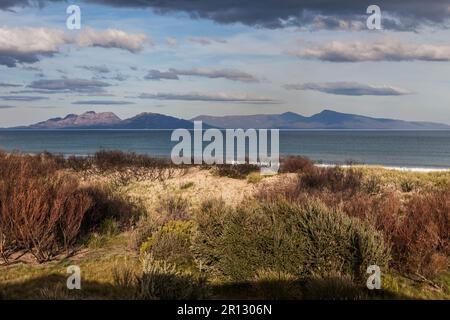 Vue sur Great Oyster Bay avec le soleil de la fin de l'après-midi qui se reflète sur la pierre des Hazards, prise de Dolphin Sands, Tasmanie, Austr Banque D'Images