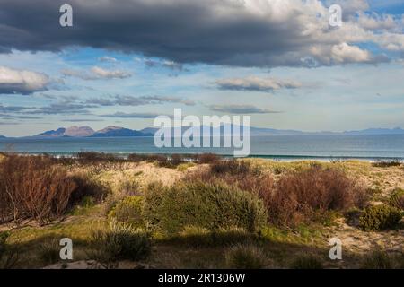 Vue sur Great Oyster Bay avec le soleil de la fin de l'après-midi qui se reflète sur la pierre des Hazards, prise de Dolphin Sands, Tasmanie, Austr Banque D'Images