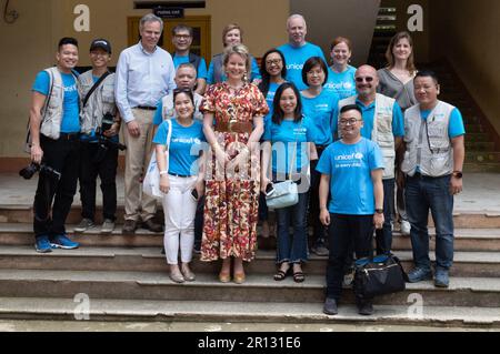 La reine Mathilde de Belgique pose pour photographe auprès des membres du personnel de l'équipe de l'UNICEF après une visite à l'école primaire et secondaire secondaire de Hau Thao, lors d'une mission royale au Vietnam, à Muong Hoa, au Vietnam, le jeudi 11 mai 2023. La mission est organisée par UNICEF Belgique en collaboration avec les employés locaux d'UNICEF Vietnam. La visite de la Reine au Vietnam met l'accent sur le travail de l'UNICEF visant à combler les lacunes en matière d'éducation et à accroître les possibilités pour les enfants et les adolescents les plus vulnérables dans les zones rurales les plus difficiles d'accès. BELGA PHOTO BENOIT DOPPAGNE Banque D'Images