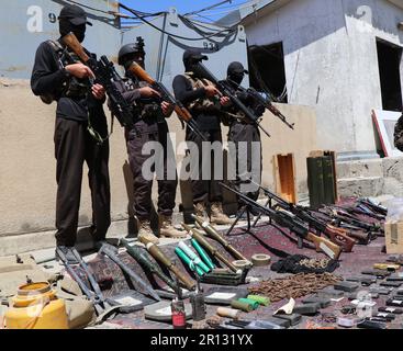 Khost. 9th mai 2023. Cette photo prise sur 9 mai 2023 montre les armes saisies par les forces de sécurité afghanes dans la province de Khost, en Afghanistan. Les forces de sécurité afghanes ont découvert et saisi 94 armes de différents types dans la région orientale du pays déchiré par la guerre, a déclaré une déclaration du Ministère de la défense nationale, publiée ici mercredi. Crédit: Yuuf Mangal/Xinhua/Alay Live News Banque D'Images