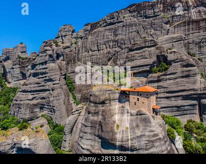 Grèce. Région historique de la Thessalie. Rochers de Meteora. Complexe de monastères orthodoxes. Lieu de pèlerinage et de tourisme. Drone. Vue aérienne Banque D'Images