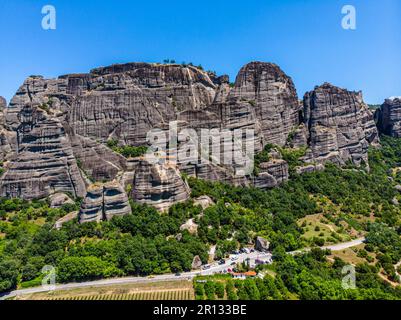 Grèce. Région historique de la Thessalie. Rochers de Meteora. Complexe de monastères orthodoxes. Lieu populaire de pèlerinage et de tourisme. Drone. Vue aérienne Banque D'Images