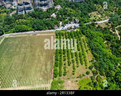 Grèce. Région historique de la Thessalie. Rochers de Meteora. Complexe de monastères orthodoxes. Lieu populaire de pèlerinage et de tourisme. Drone. Vue aérienne Banque D'Images