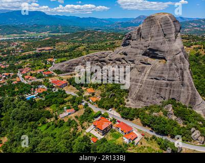 Grèce. La région historique de la Thessalie. Rochers de Meteora. Vue sur la plaine thessalienne. Site touristique populaire. Drone. Vue aérienne Banque D'Images