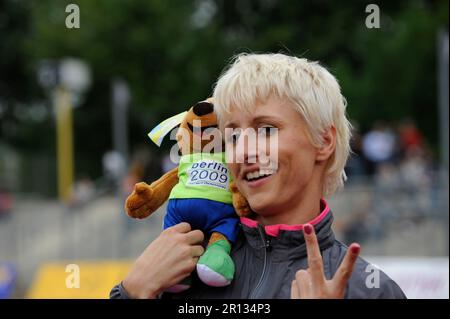 Ariane Friedrich Hochsprung mit dem Maskottchen für die Leichtathletik Weltmeisterschaft in Berlin dem Bären ' Berlino' Leichtathletik Gala in Wattenscheid am 2,8.2009. Banque D'Images