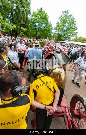 FIAT S76, surnommée « la Bête de Turin », à l'événement sportif automobile Goodwood Festival of Speed 2016, West Sussex, Royaume-Uni. Les F1 équipes modernes regardent Banque D'Images