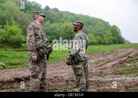 Hohenfels, Allemagne. 11th mai 2023. Deux soldats américains se parlent l'un à l'autre pendant les États-Unis Journée des médias de l'armée. Credit: Daniel Löb/dpa/Alay Live News Banque D'Images