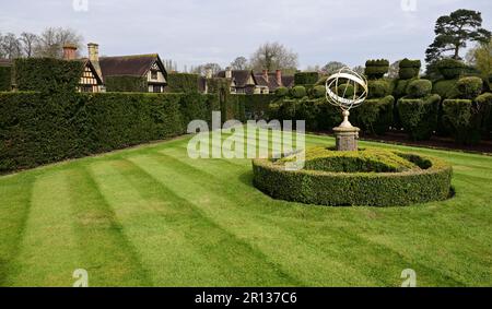 Les échecs Tudor ont mis le soleil de la sphère topiaire et de la sphère armillaire dans les jardins du château de Hever, la maison d'enfance d'Anne Boleyn. Banque D'Images