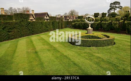 Les échecs Tudor ont mis le soleil de la sphère topiaire et de la sphère armillaire dans les jardins du château de Hever, la maison d'enfance d'Anne Boleyn. Banque D'Images