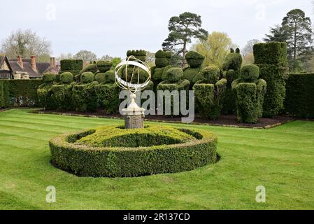 Les échecs Tudor ont mis le soleil de la sphère topiaire et de la sphère armillaire dans les jardins du château de Hever, la maison d'enfance d'Anne Boleyn. Banque D'Images