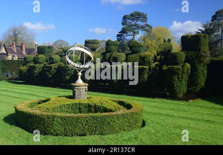 Les échecs Tudor ont mis le soleil de la sphère topiaire et de la sphère armillaire dans les jardins du château de Hever, la maison d'enfance d'Anne Boleyn. Banque D'Images