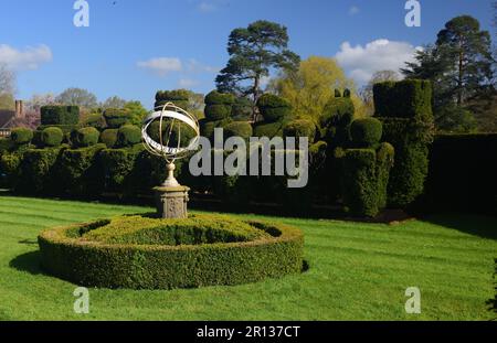 Les échecs Tudor ont mis le soleil de la sphère topiaire et de la sphère armillaire dans les jardins du château de Hever, la maison d'enfance d'Anne Boleyn. Banque D'Images