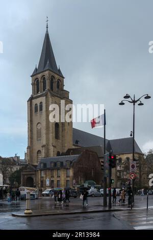 L'église de Saint-Germain-des-Prés par un jour pluvieux au printemps de Paris, France. 24 mars 2023. Banque D'Images