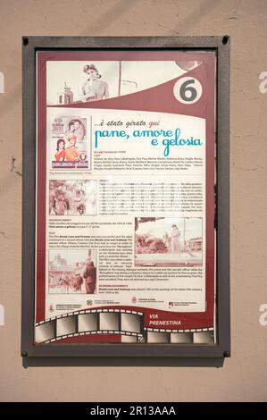 Panneau d'information dans le village de Castel San Pietro Romano, où en 1954 a été tourné le film "pain, amour et jalousie" (par Luigi Comencini), Lazio, Italie Banque D'Images