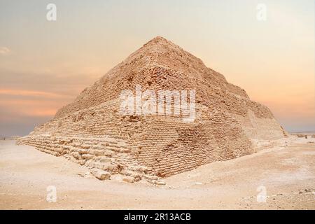 La pyramide STEP à Saqqara est le plus ancien bâtiment en pierre survivant dans le monde. Construit par l'architecte Imhotep à Saqqara pour l'enterrement de Pha Banque D'Images