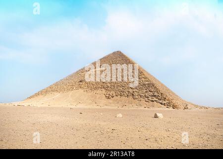 Égypte. Dahshur ou Dashur. La Pyramide rouge du Pharaon Sneferu et fragment de la Pyramide courbée avec conservé de son tubage de calcaire original Banque D'Images