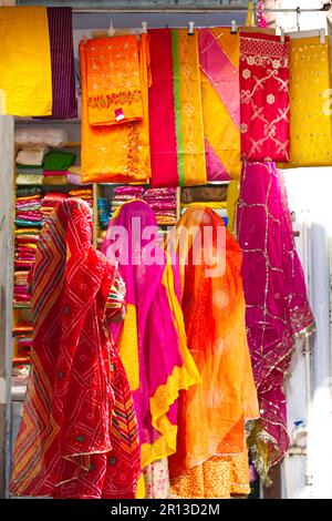 Vue arrière des femmes portant des saris, regardant les textiles dans différentes couleurs dans un magasin Banque D'Images