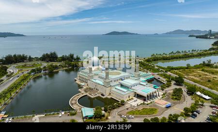 Vue de dessus de la mosquée Bandaraya Kota Kinabalu et de la mer. Sabah, Bornéo. Malaisie. Banque D'Images