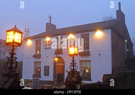 Le pub Parr Arms dans le brouillard d'hiver au crépuscule, Church Lane, Grappenhall, Warrington, Cheshire, ANGLETERRE, ROYAUME-UNI, WA4 3EP Banque D'Images