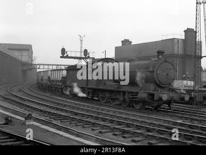 Q6 0-8-0 Locomotive à vapeur sur les wagons Hopper à la ligne d'évitement Newcastle upon Tyne Central Station, Tyneside, Angleterre septembre 1959 Banque D'Images